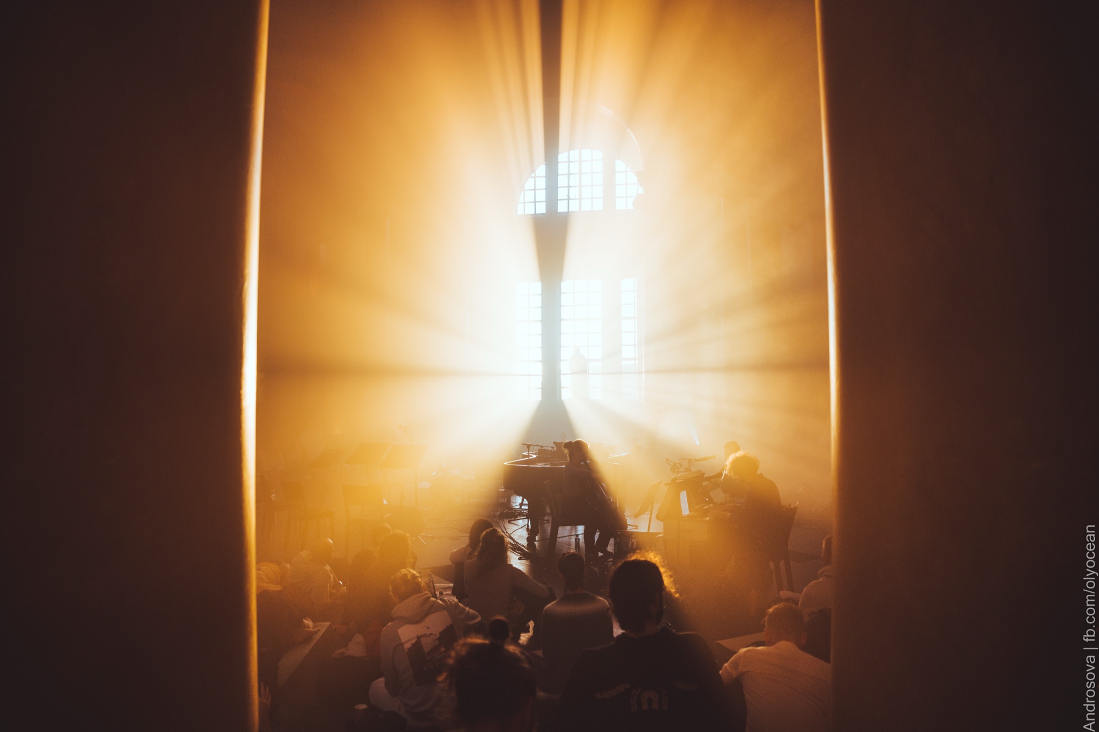 A Lumen Project performance in a sunlit hall, photographed by Olga Androsova